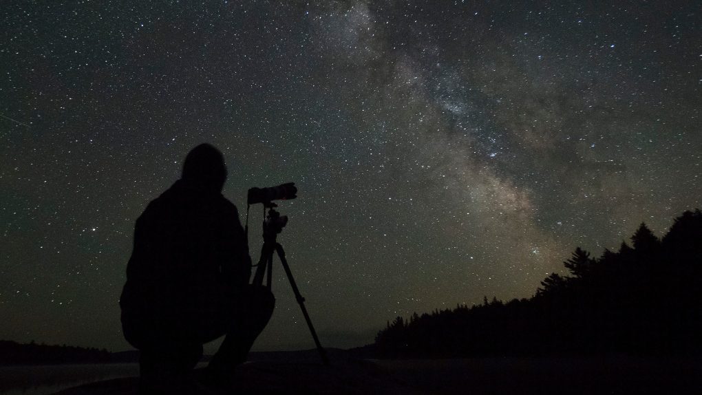 오늘 밤 밤하늘을 가로지르는 5개의 행성이 정렬됩니다. 온타리오에서 관측하는 방법