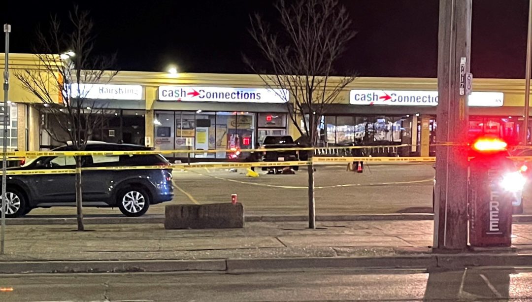 오샤와 전당포 밖에서 총에 맞아 살해 된 남성 | CityNews Toronto