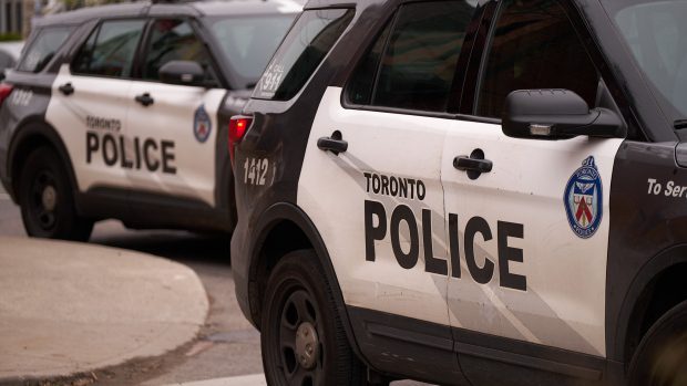 경찰, 토론토 매장에서 가짜 나이키, 캘빈 클라인으로 추정되는 거의 2 백만 달러 상당 압수