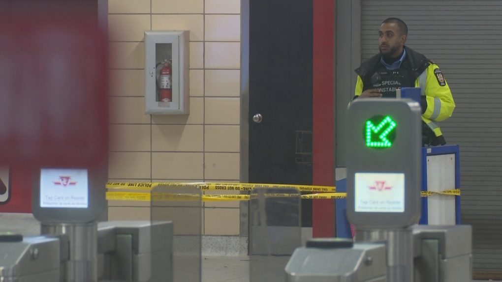 토론토 지하철역에서 '도발하지 않은'칼부림으로 십대 사망